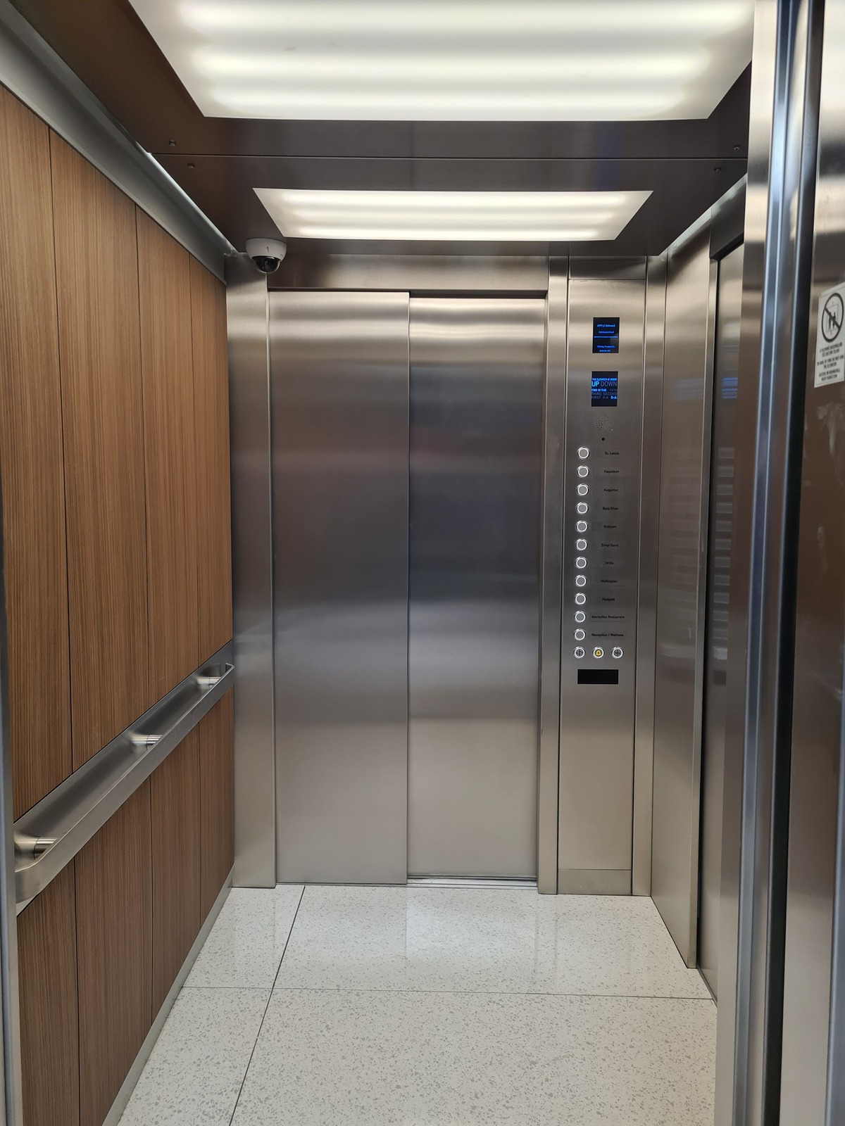 Egyedi kabinburkolat – tikfa rozsdamentes acél